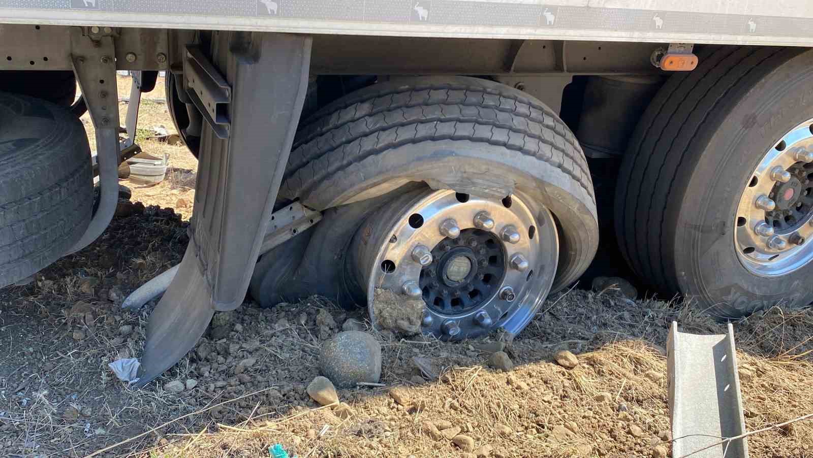 Otomobil, Tırın Altında Metrelerce Sürüklendi (2)