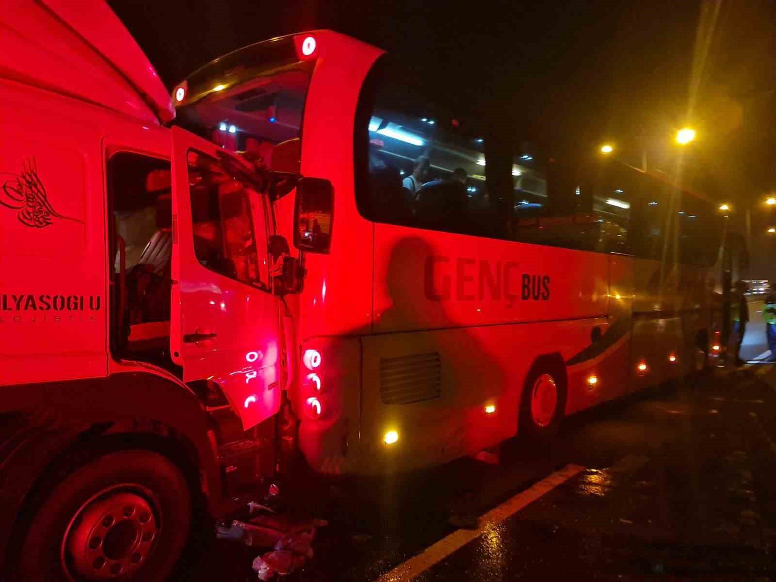 Tem’de Lastiği Patlayan Otobüse Kamyon Çarptı 1 Yaralı (1)