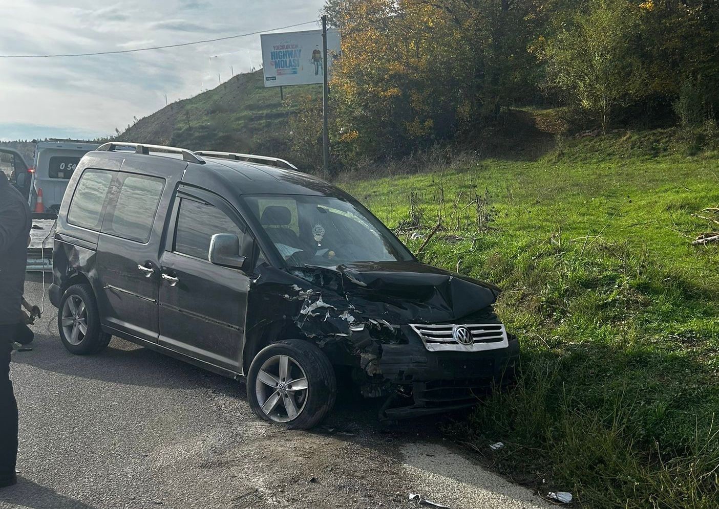 Bolu D 100’De Iki Araç Çarpıştı 5 Yaralı (2)