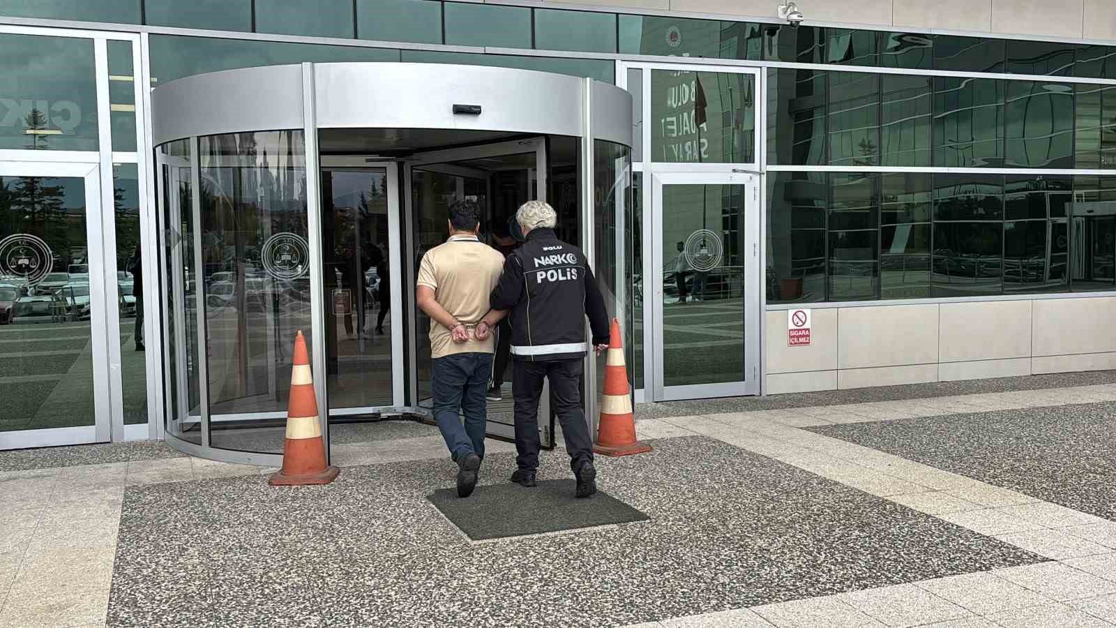 Bolu’da Aracın Dingillerine Gizlenmiş 7 Kilo Uyuşturucu Ele Geçirildi (2)