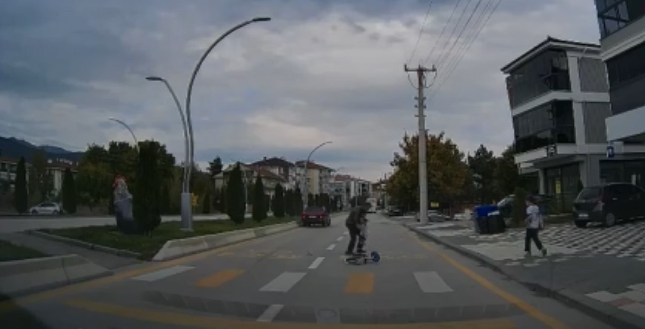 Bolu’da Bir Otomobil Yaya Geçidinde 4 Yaşındaki Çocuğa Böyle Çarptı O Anlar Kamerada