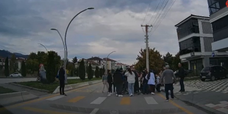 Bolu’da Bir Otomobil Yaya Geçidinde 4 Yaşındaki Çocuğa Böyle Çarptı O Anlar Kamerada3