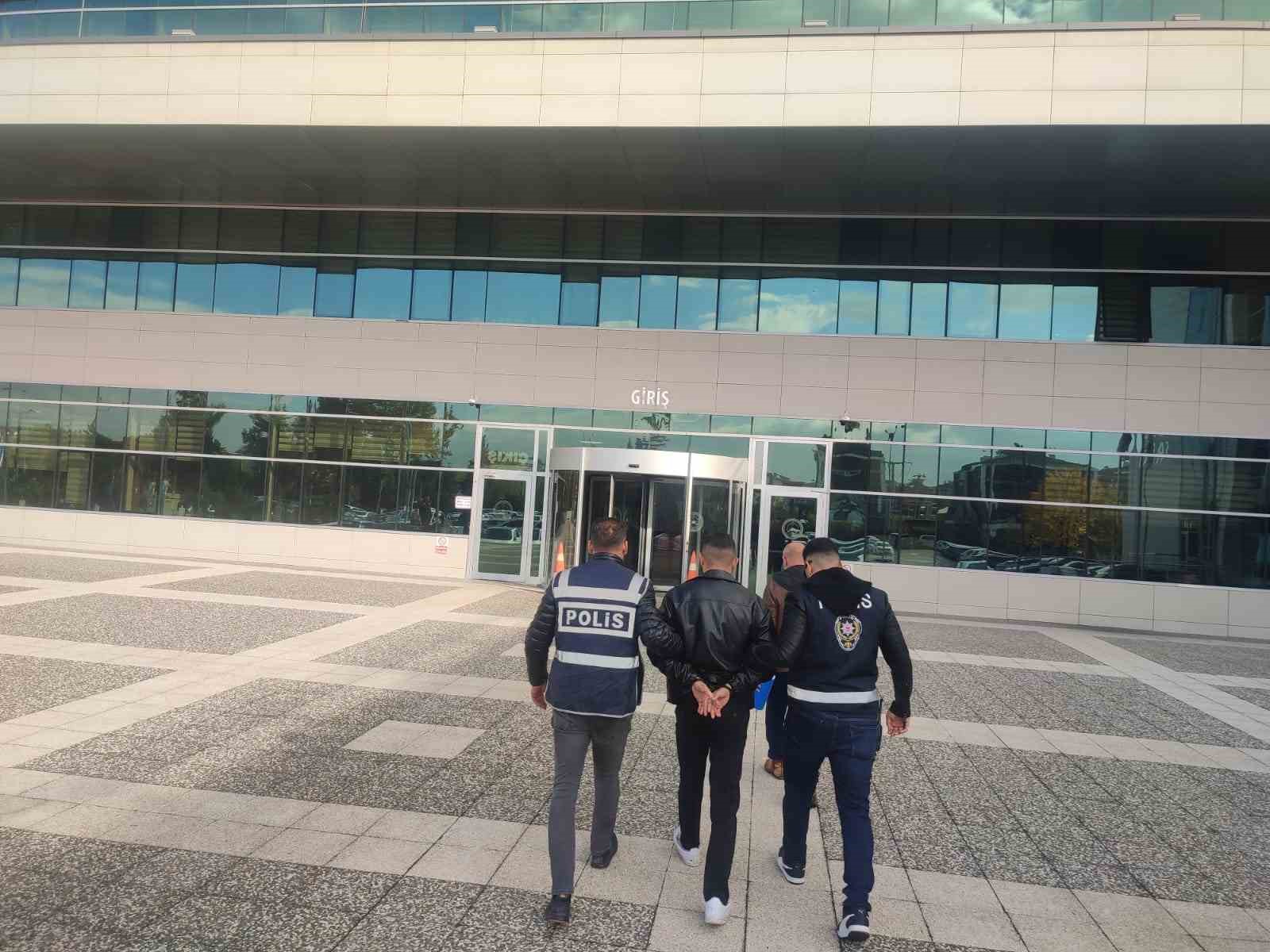 Bolu’da Dedesinin Evindeki Eşyaları Çalıp Satan Torun, Tutuklandı (1)