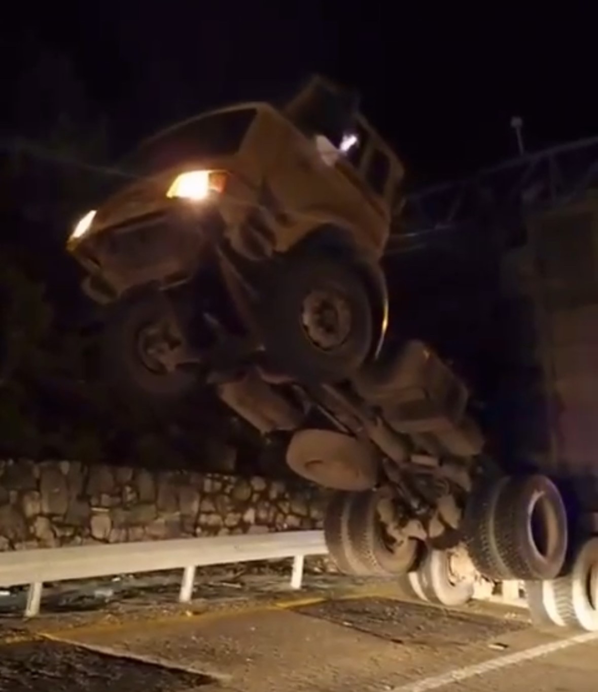 Damperi Açık Kamyon Kgys Direğine Çarparak Asılı Kaldı 1 Yaralı (1)