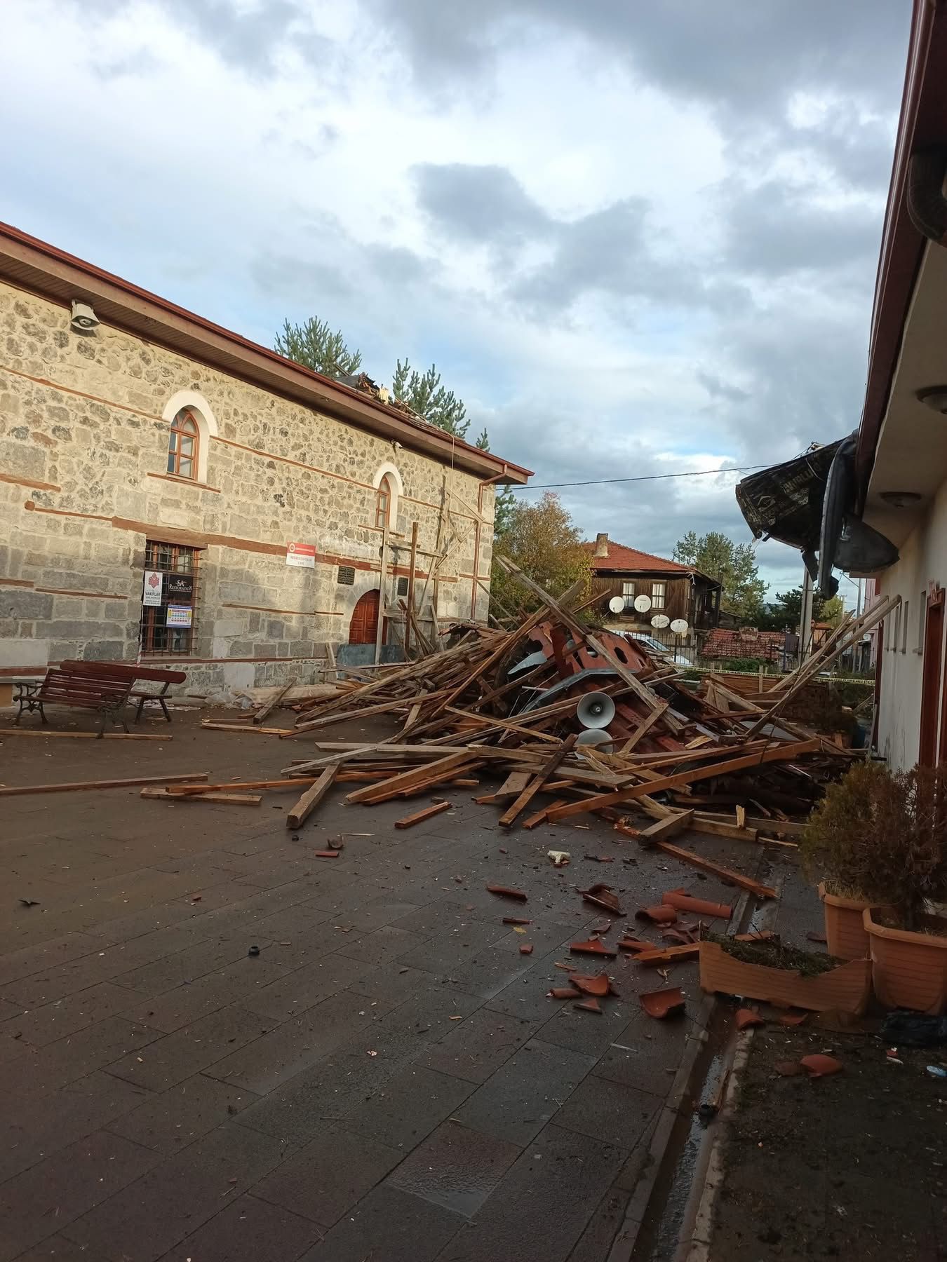 Dörtdivan'da Tarihi Camiinin Minaresi Yıkıld (2)
