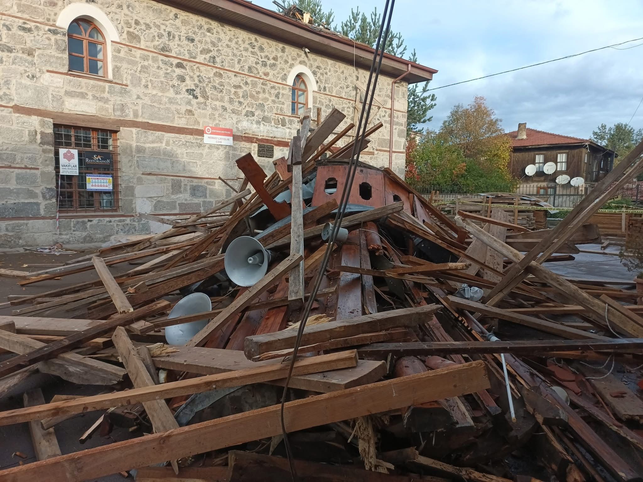 Dörtdivan'da Tarihi Camiinin Minaresi Yıkıld (5)