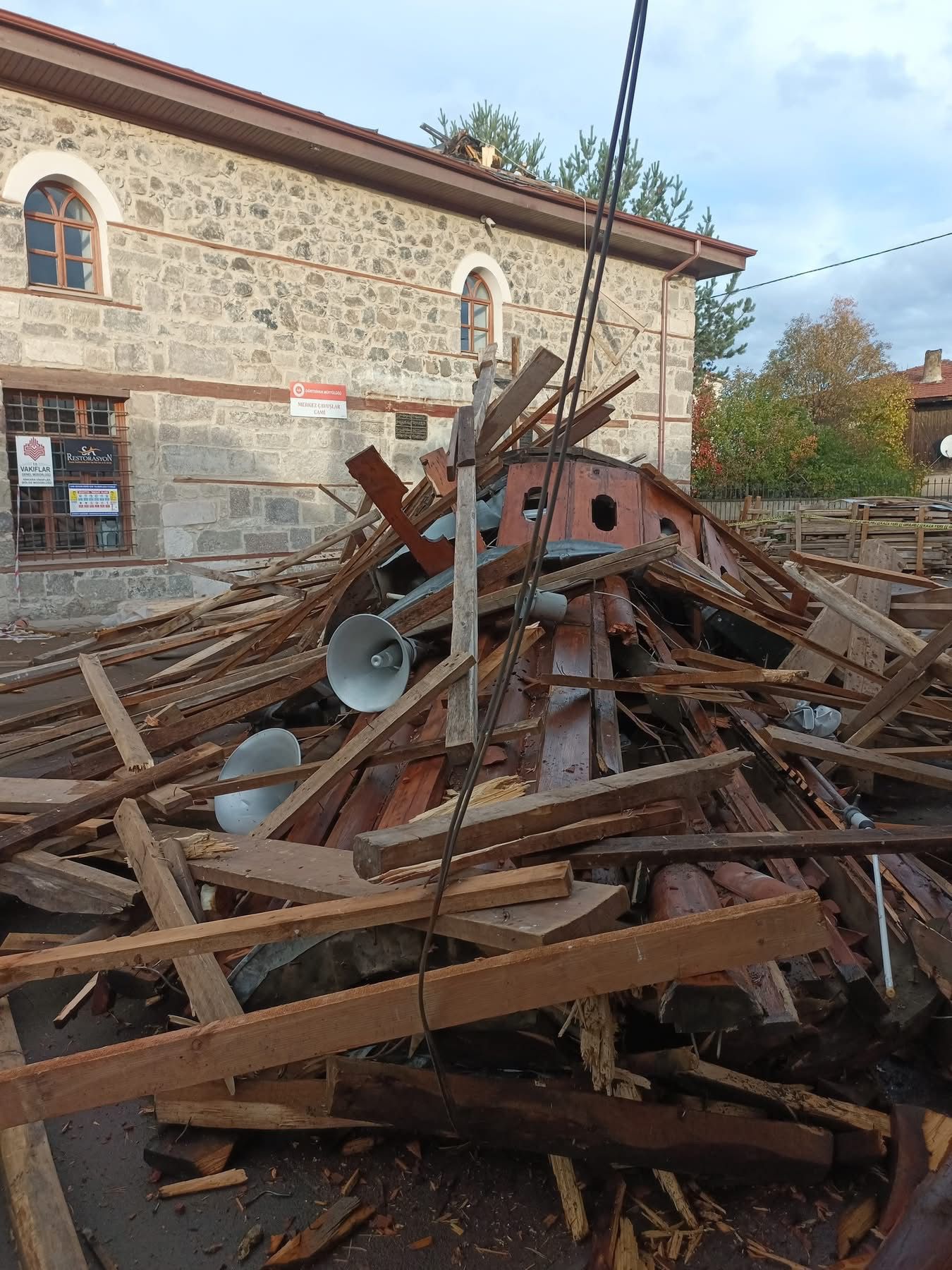 Dörtdivan'da Tarihi Camiinin Minaresi Yıkıld (6)