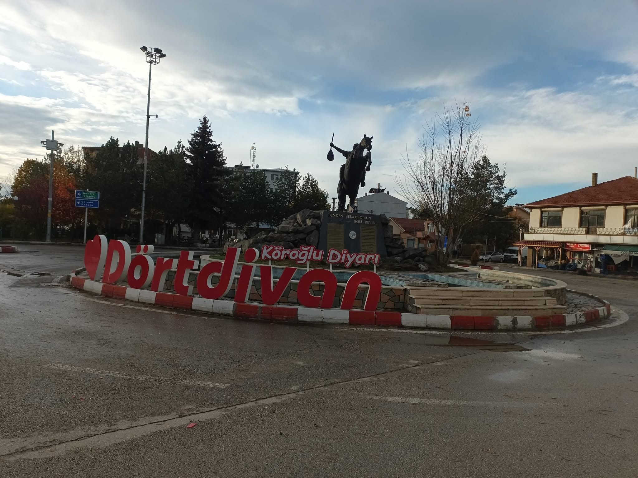 Dörtdivan'da Tarihi Camiinin Minaresi Yıkıld (8)