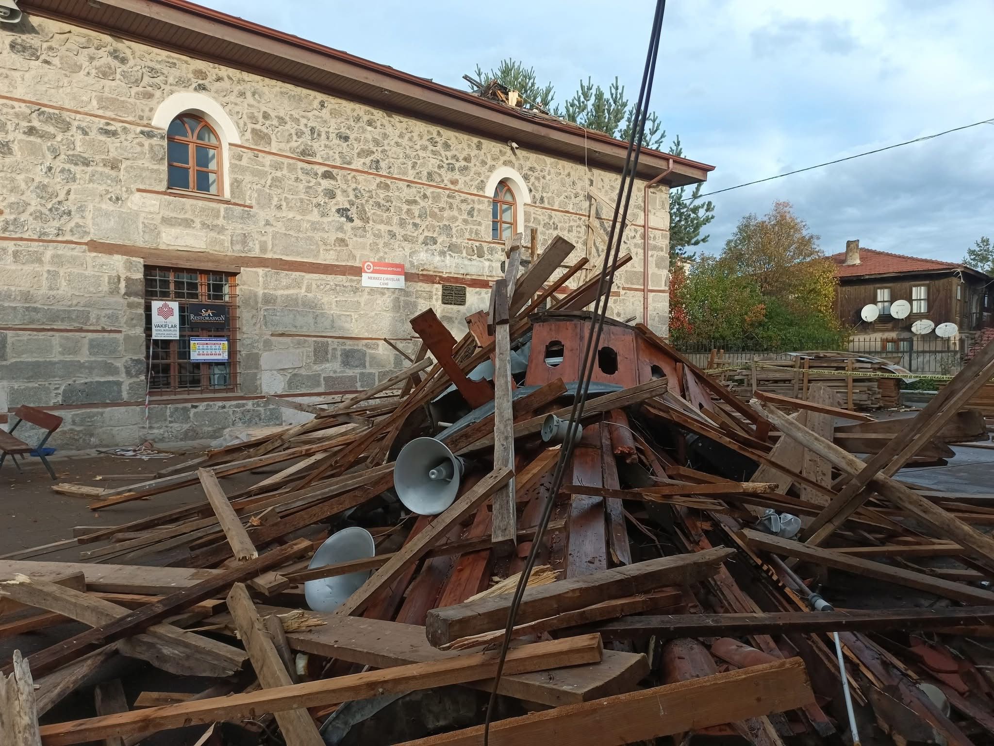 Dörtdivan'da Tarihi Camiinin Minaresi Yıkıld (9)