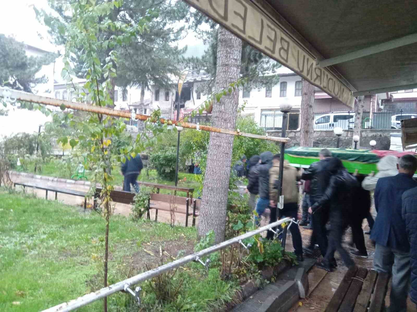 Eşi Tarafından Öldürülen 3 Çocuk Annesi Kadın Son Yolculuğuna Uğurlandı (1)