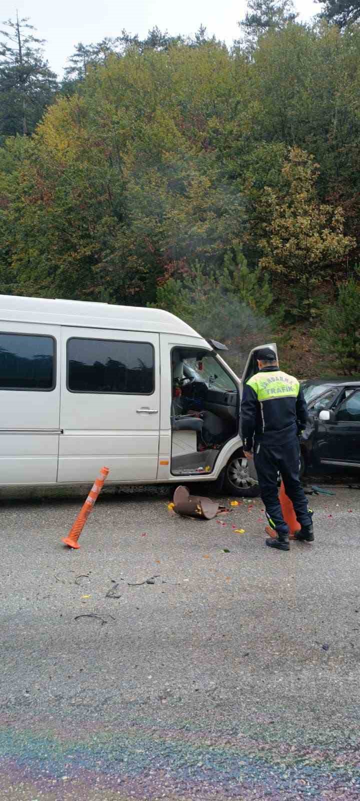 Karşı Şeride Geçen Minibüsle Otomobil Kafa Kafaya Çarpıştı 1 Yaralı (2)