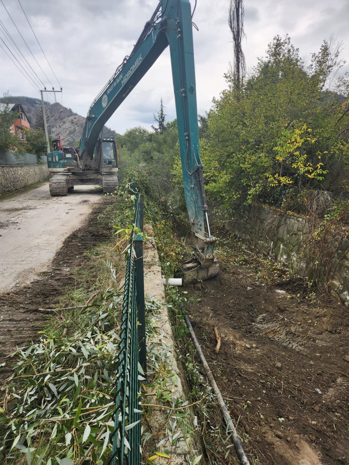 Mudurnu’daki Dereler Dsi̇ Tarafından Temizleniyor-1