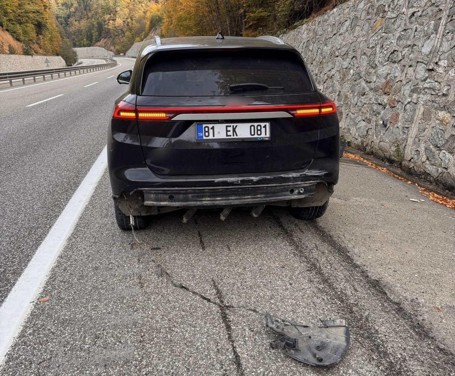 Bolu’da Istinat Duvarına Çarpan Araç, Ağır Hasar Aldı (2)