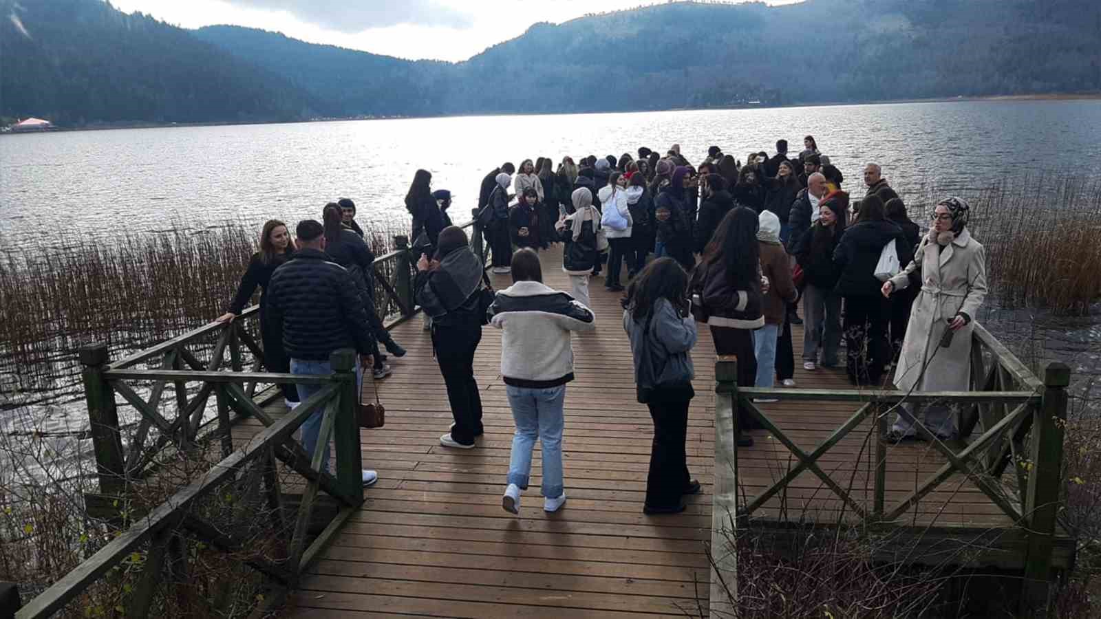 Bolu’nun Doğa Harikası Abant Gölü’ne Ziyaretçi Akını (2)