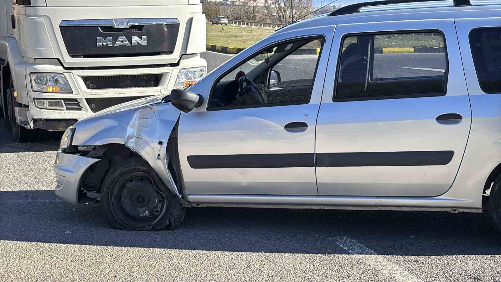 D 100’De Tırın Önüne Kattığı Araç Hasar Aldı (1)