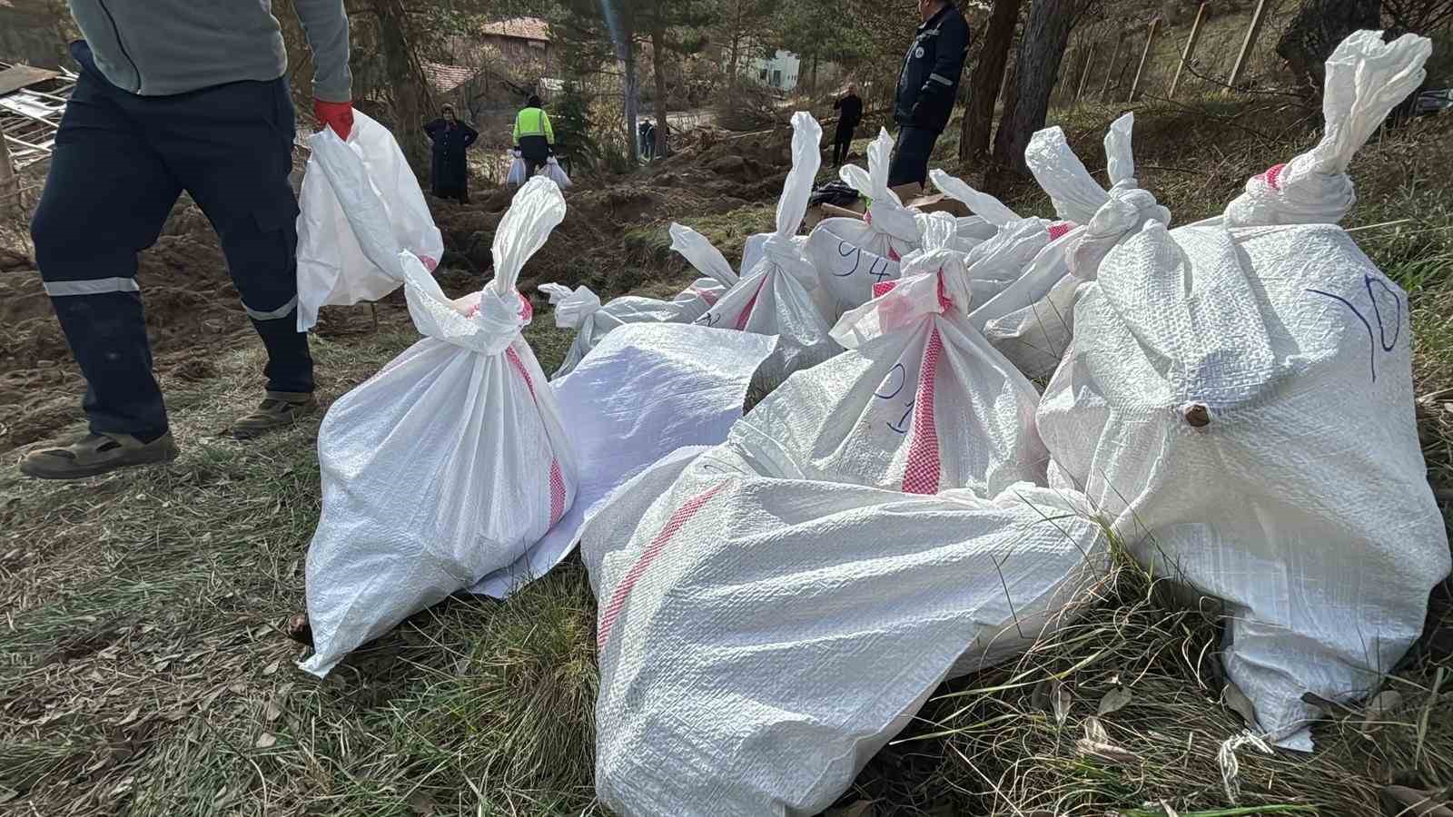 Köydeki Mezarlar Taşımıyor