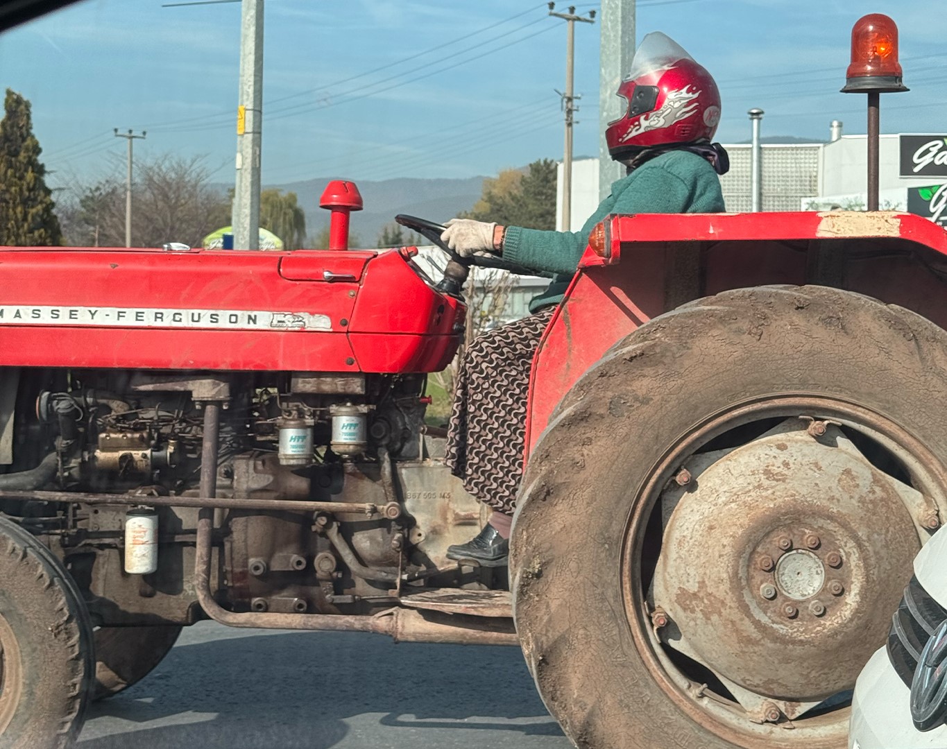 Motosiklet Kaskıyla Traktör Kullanan Kadın, Sosyal Medyada Büyük Beğeni Topladı (1)