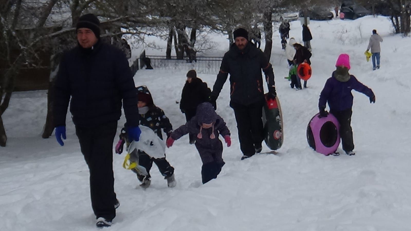 Abant’ta Şambrel Eğlencesi Kayak Pistine Çevirdiler (2)-1