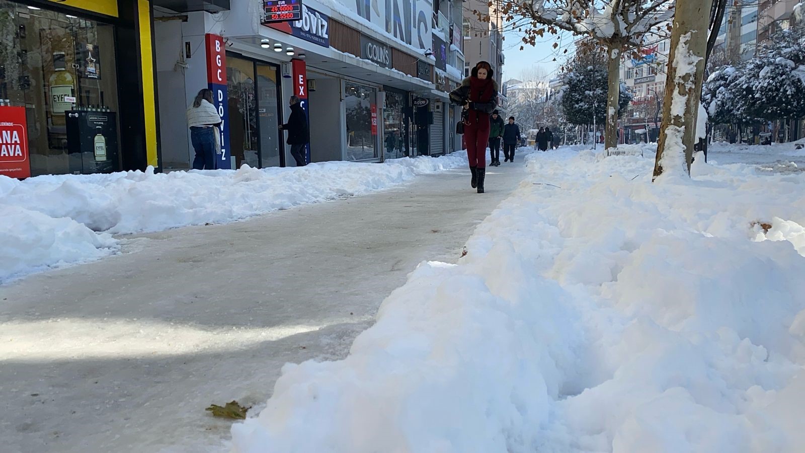 Bolu'da Yollar Buz Tuttu, Vatandaşlar Zor Anlar Yaşadı (4)