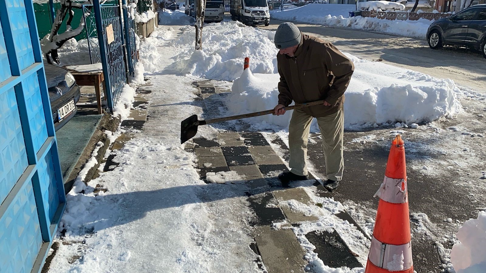 Bolu'da Yollar Buz Tuttu, Vatandaşlar Zor Anlar Yaşadı (5)