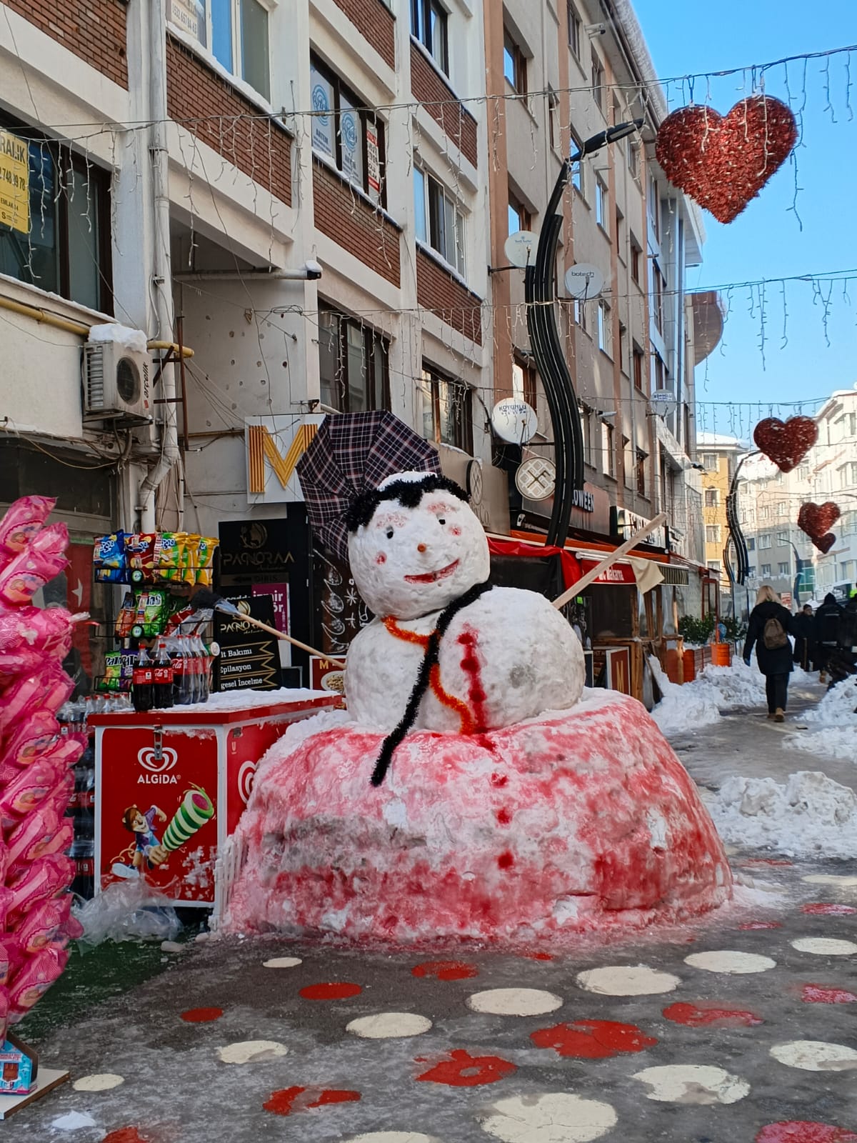 Devasa Kardan Adam Ilgi Çekti (1)