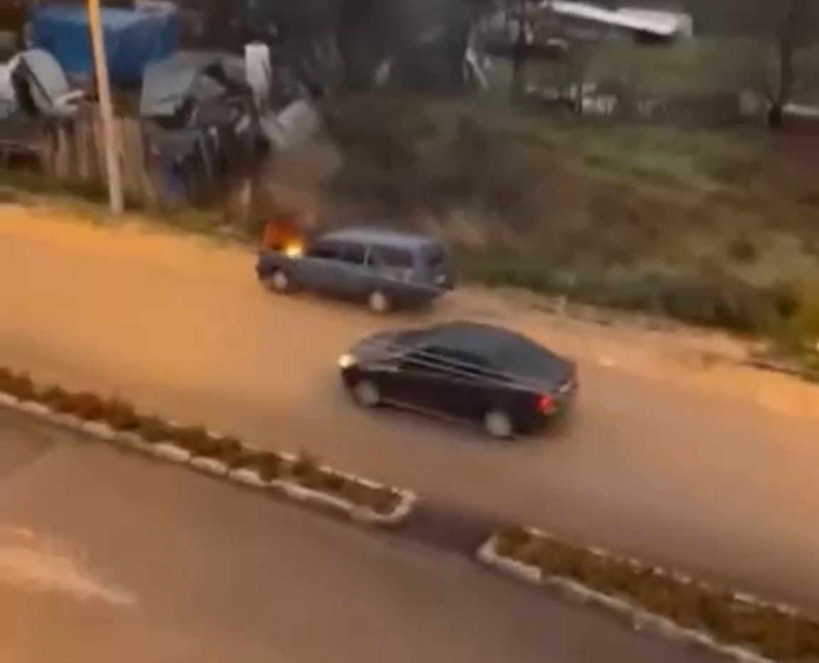 Yanan Aracı Kovayla Su Döküp Sondurdu 2