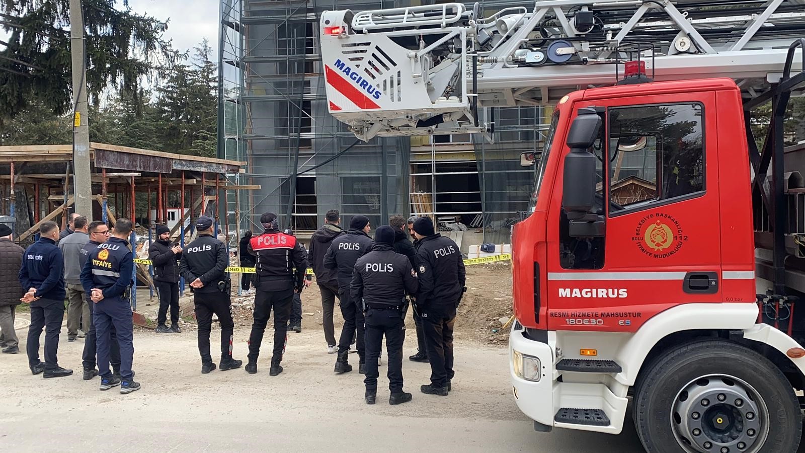 Paralarını Alamayınca Iş Bırakıp Çatıya Çıktılar (1)