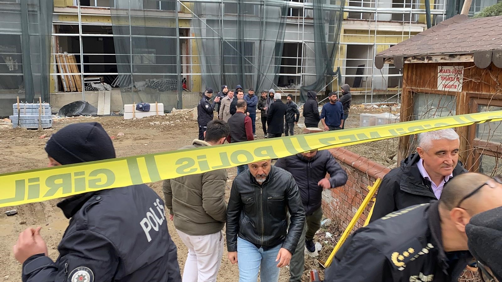 Paralarını Alamayınca Iş Bırakıp Çatıya Çıktılar (5)