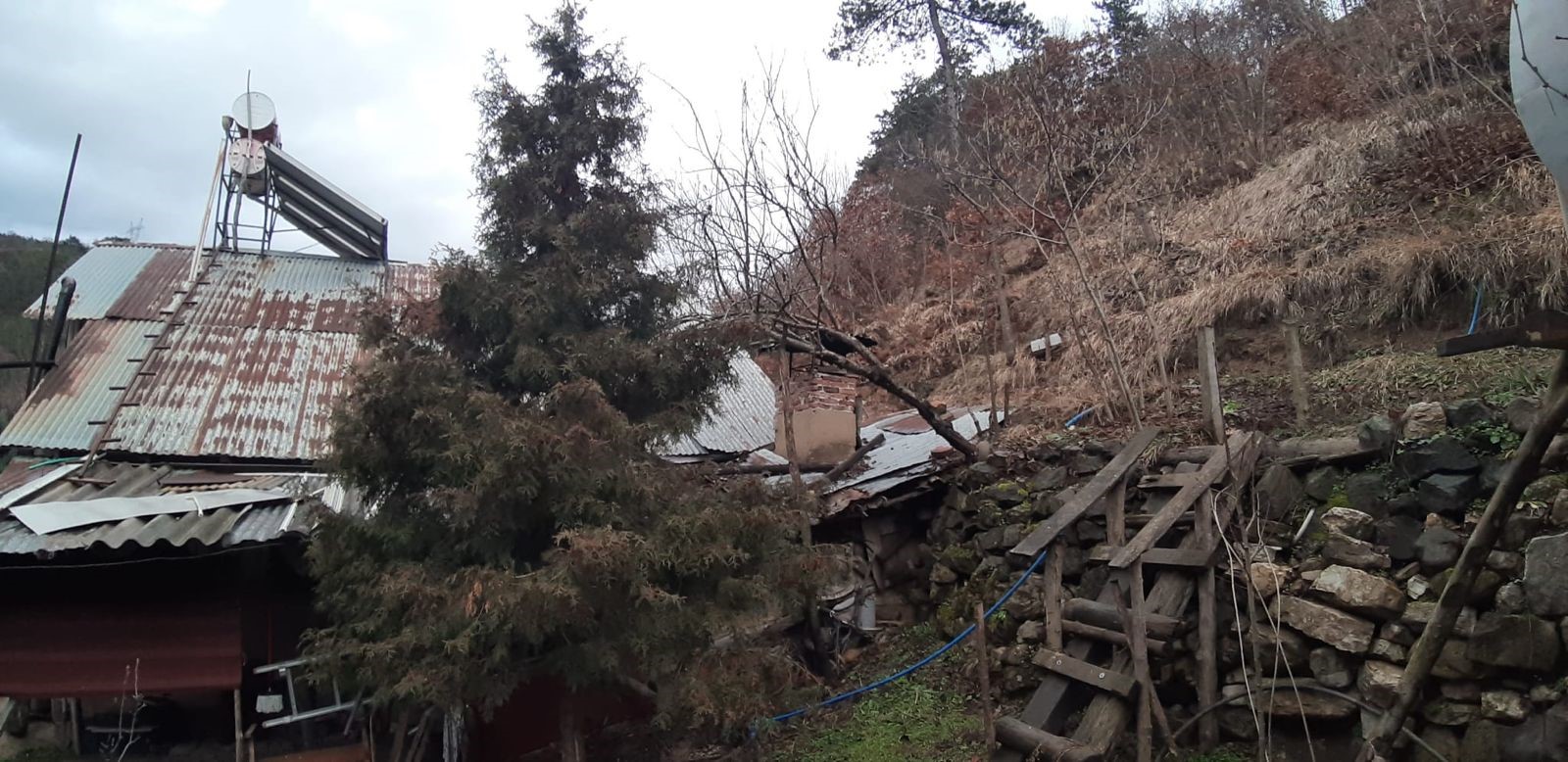 Bolu'da Heyelan Nedeniyle 3 Ev Boşaltıldı (4)