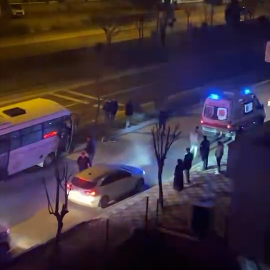 Bolu’da Kontrolden Çıkan Halk Otobüsü Refüje Çıktı, Ağaca Çarparak Durabildi (1)