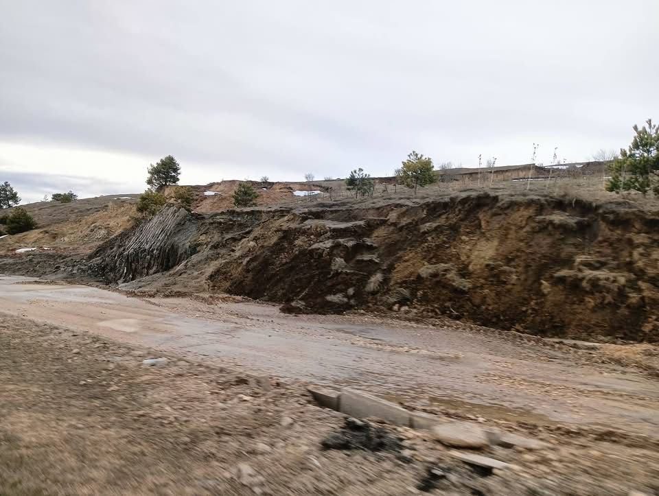 Bolu’nun Gerede Ilçesinde, İstanbul Istikametinde Eds Noktalarını Geçtikten Sonra Gerede Gölü Üzerinde Bulunan D100 Karayolu’nda Aylar Önce Meydana Gelen Ciddi Toprak Kaymasına Rağmen, Ara-2