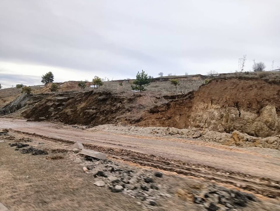 Bolu’nun Gerede Ilçesinde, İstanbul Istikametinde Eds Noktalarını Geçtikten Sonra Gerede Gölü Üzerinde Bulunan D100 Karayolu’nda Aylar Önce Meydana Gelen Ciddi Toprak Kaymasına Rağmen, Ara (3)