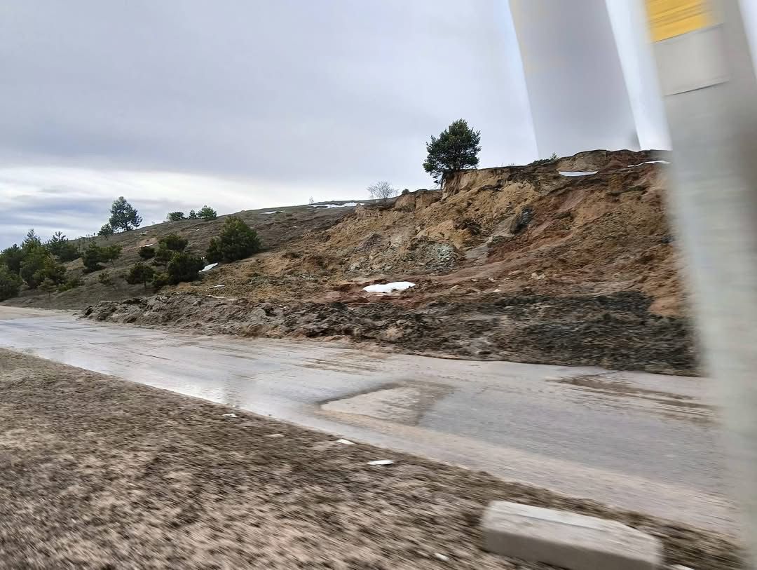 Bolu’nun Gerede Ilçesinde, İstanbul Istikametinde Eds Noktalarını Geçtikten Sonra Gerede Gölü Üzerinde Bulunan D100 Karayolu’nda Aylar Önce Meydana Gelen Ciddi Toprak Kaymasına Rağmen, Ara (4)