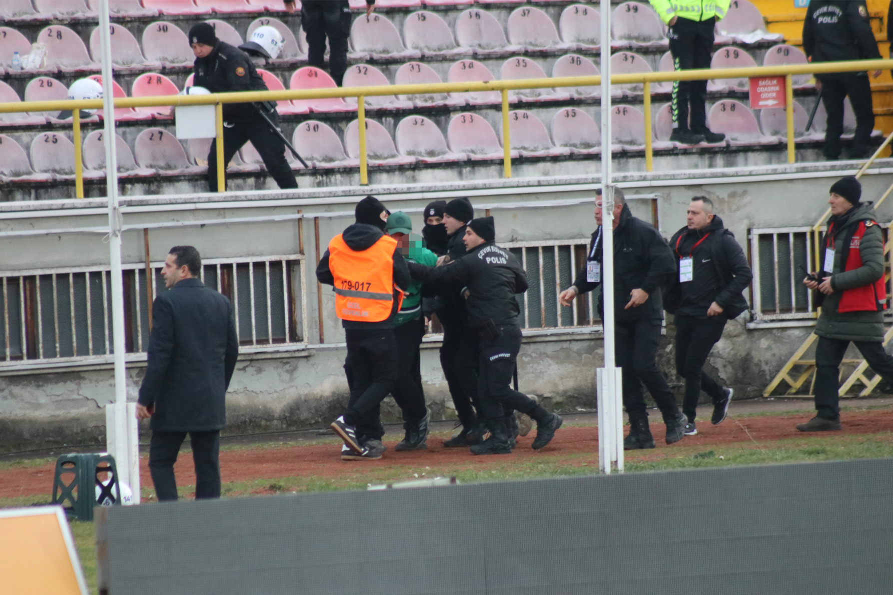 Tribünden Atlayan Sakaryasporlu Taraftarlar Kelepçeyle Sahadan Çıkartıldı3