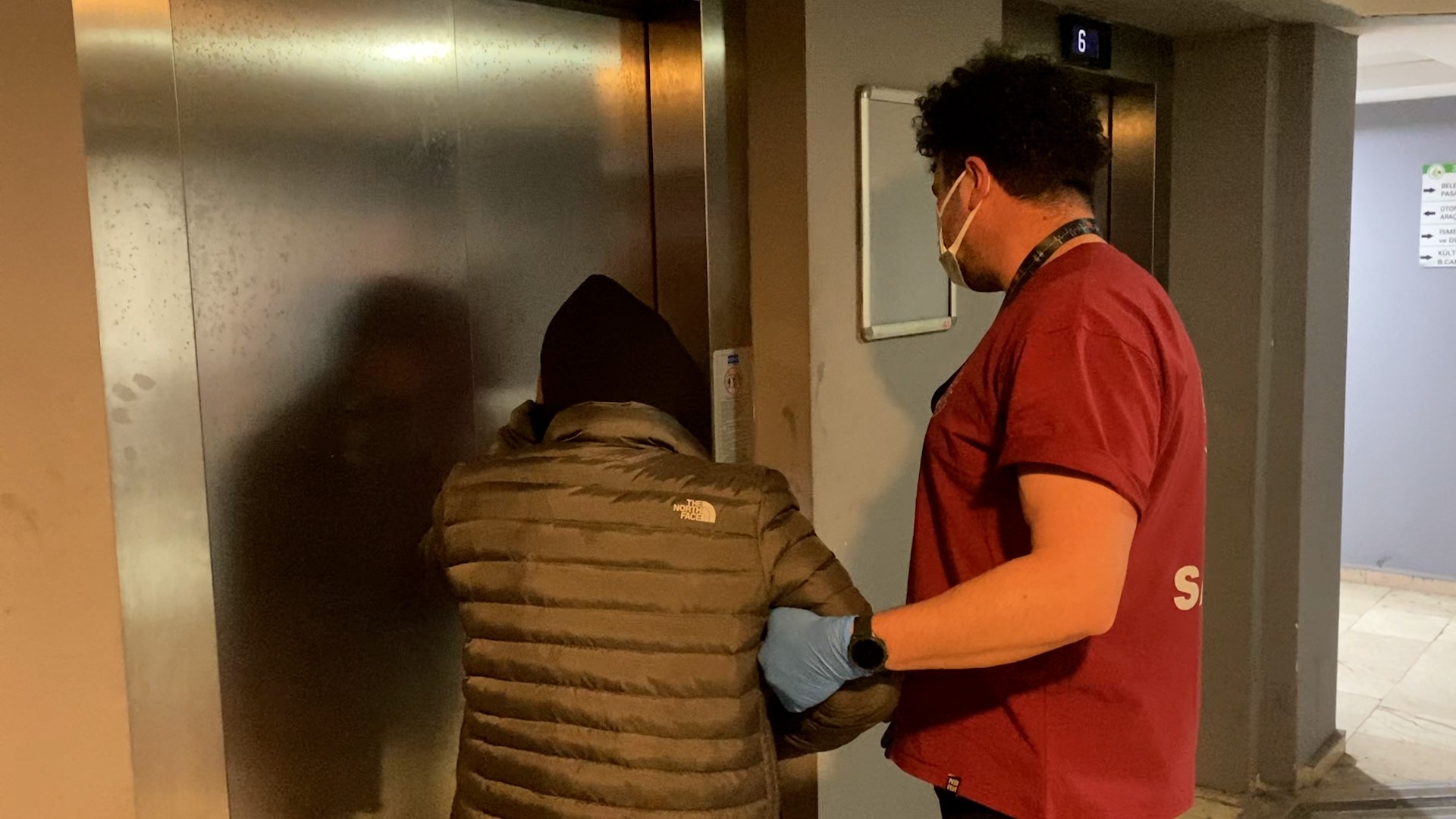 Tuvalette Hareketsiz Bulundu, Uyuduğu Ortaya Çıktı (3)