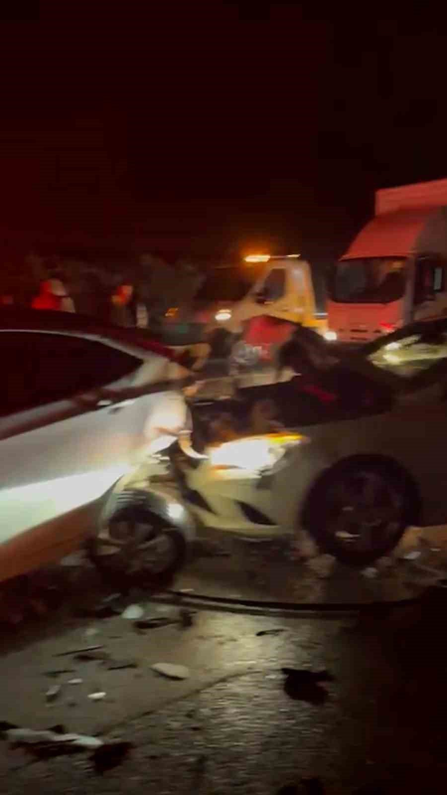 Bayram Dönüşü Trafiğinde Zincirleme Kaza 5 Araç Birbirine Girdi (2)