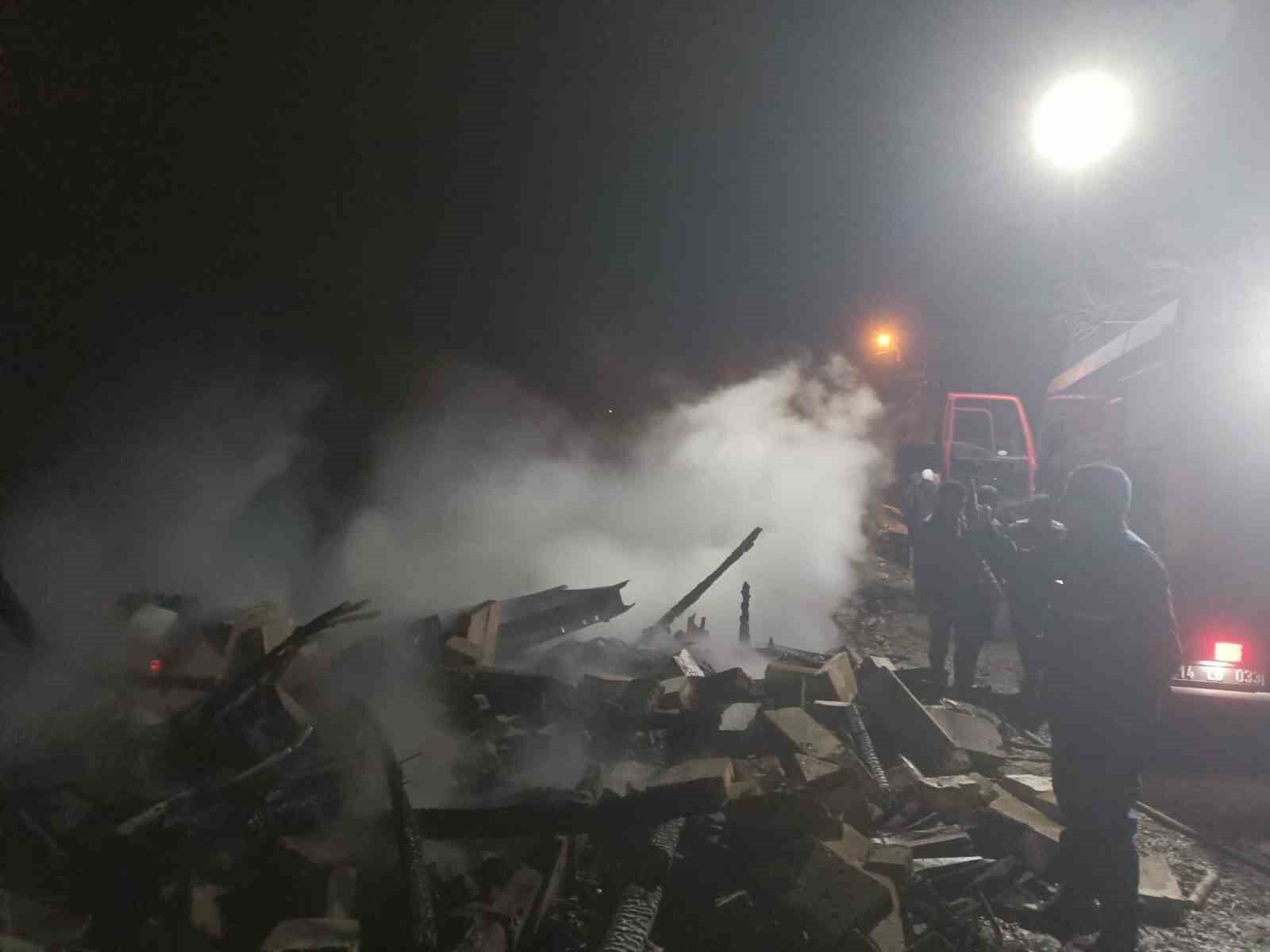 Bolu’da Tek Katlı Ev Küle Döndü (1)