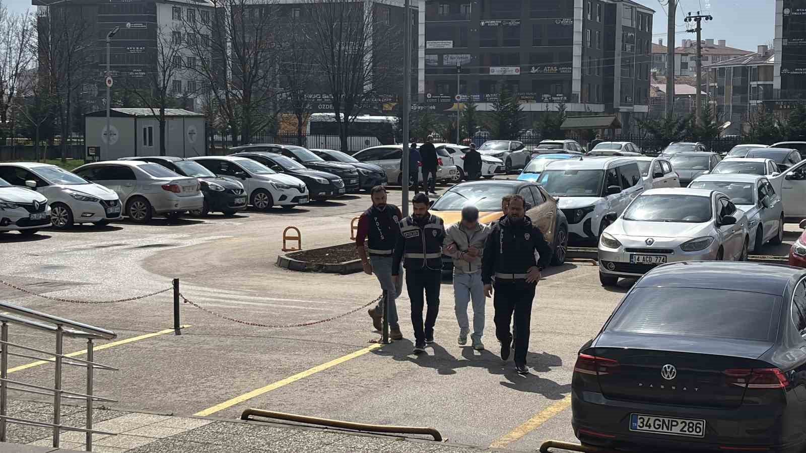 İstanbul’dan Gelip Bolu’da Iki Kadını Dolandırdı (2)