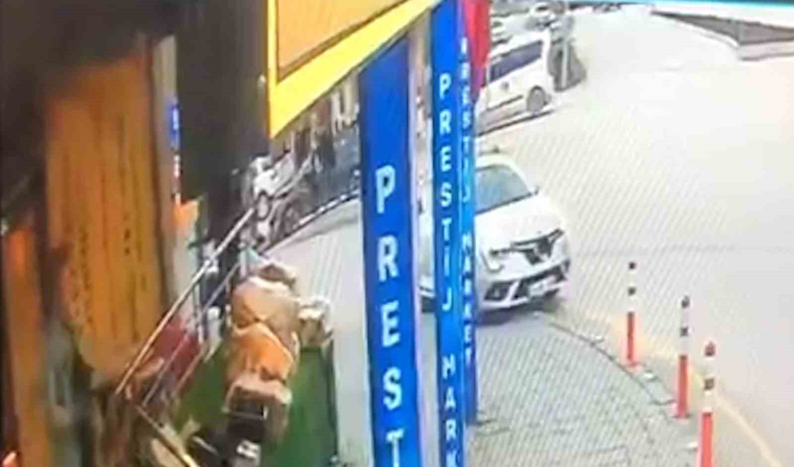 Kontrolden çıkan otomobil direğe çarptı