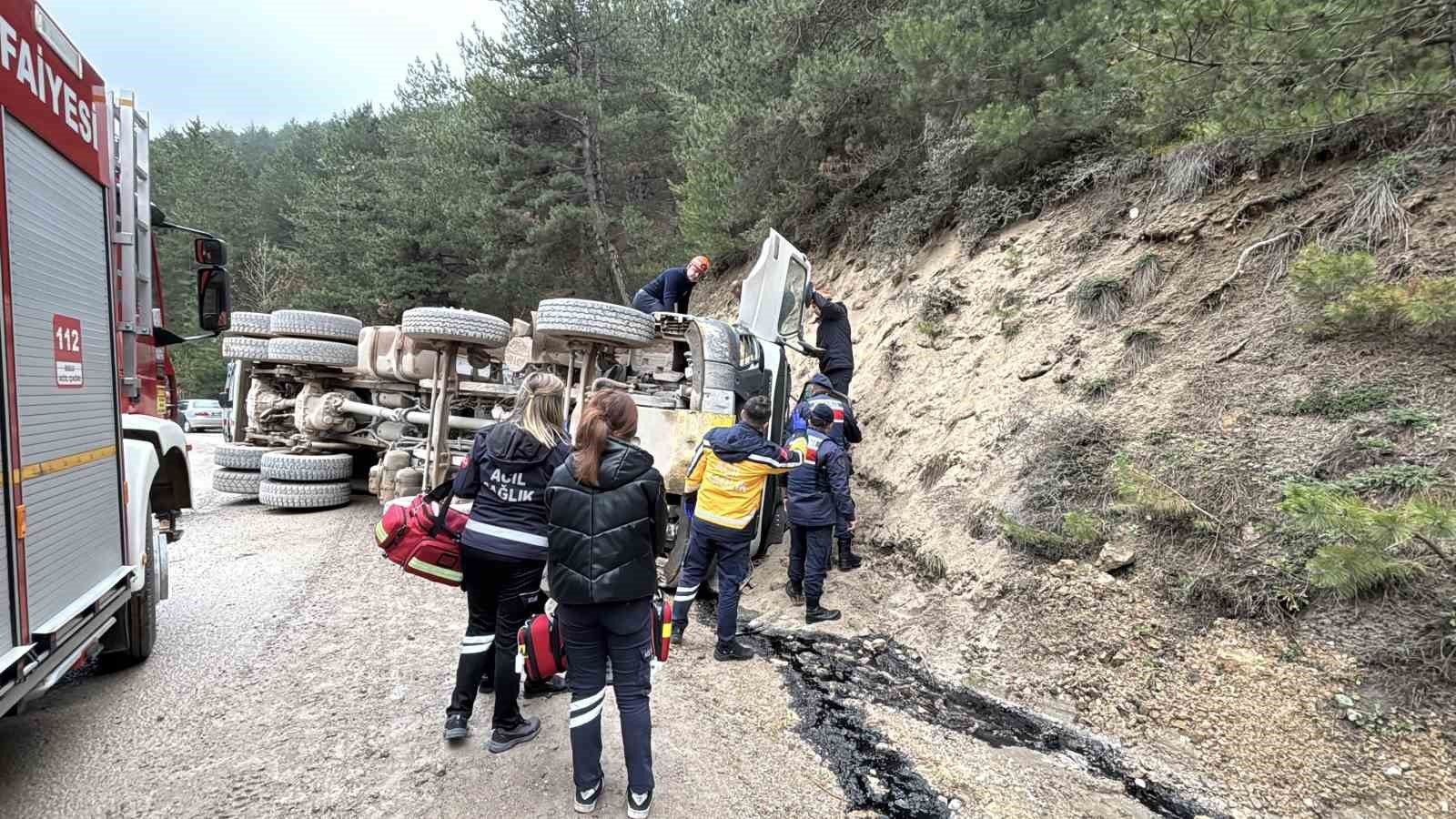 Bolu’da Hafriyat Kamyonu Devrildi Sürücü Hayatını Kaybetti (1)
