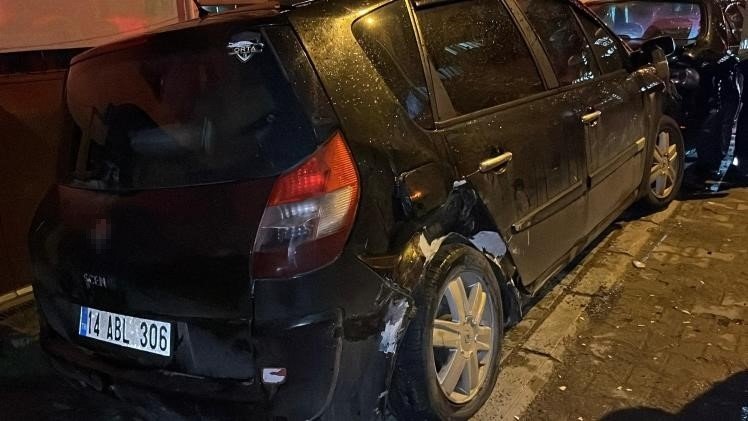 Bolu’da Park Halindeki Araçlara Çarpıp Takla Attı (2)