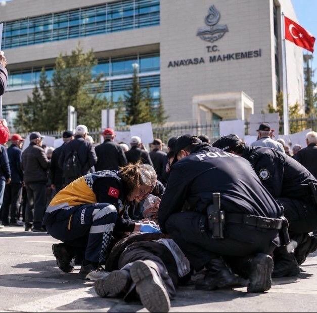 AYM önündeki eylemde kendini vurdu: Emekli polis kurtarılamadı!