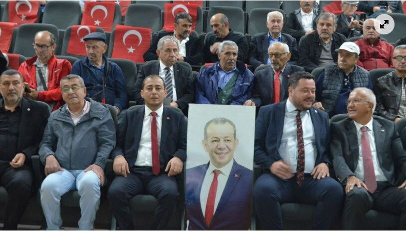 Yeni Parti kongresinde dikkat çeken görüntü: Tanju Özcan’ın fotoğrafı protokolde