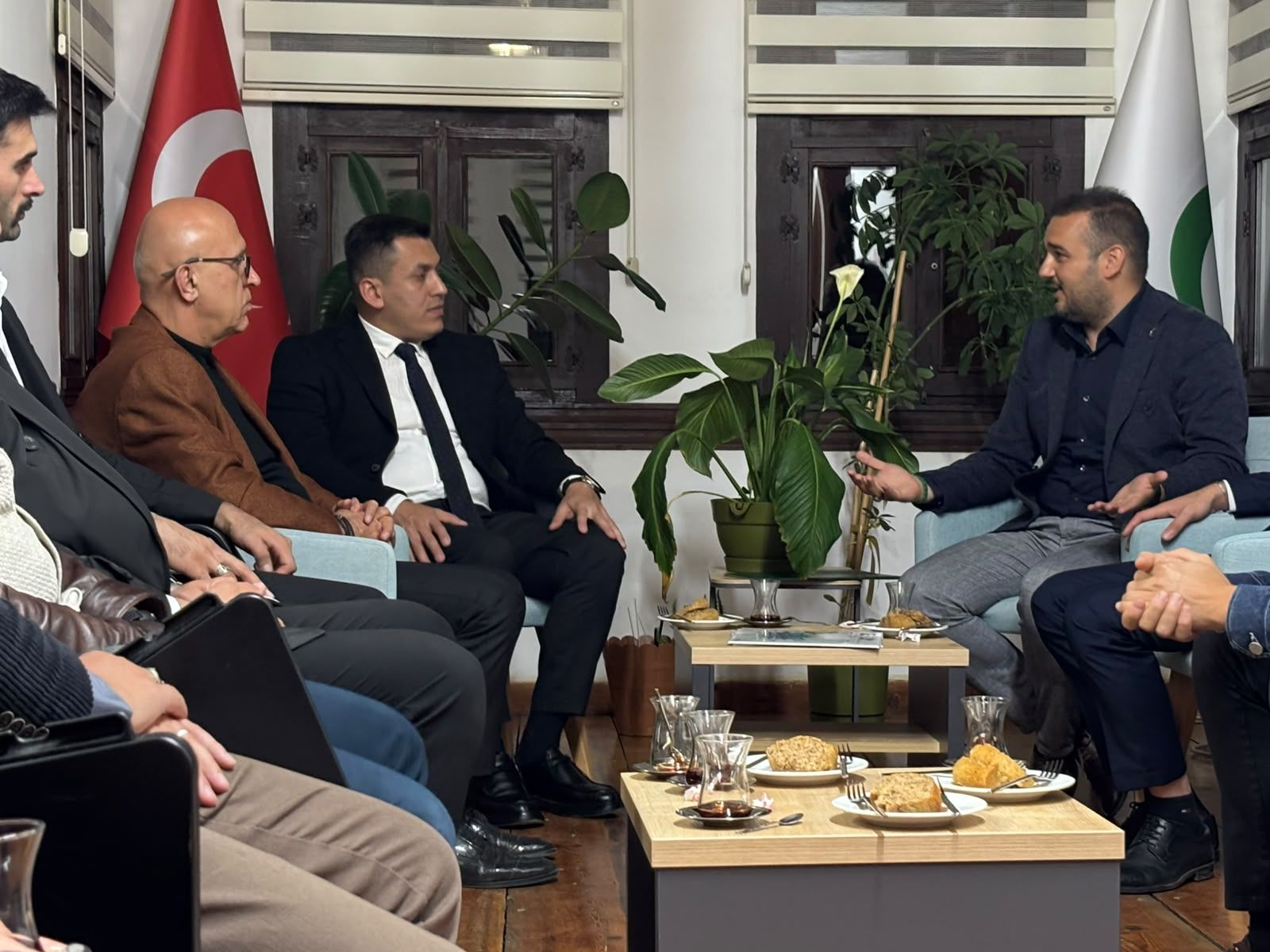 Ayni Ülkü İçi̇n Güçlü İş Bi̇rli̇ği̇ (2)