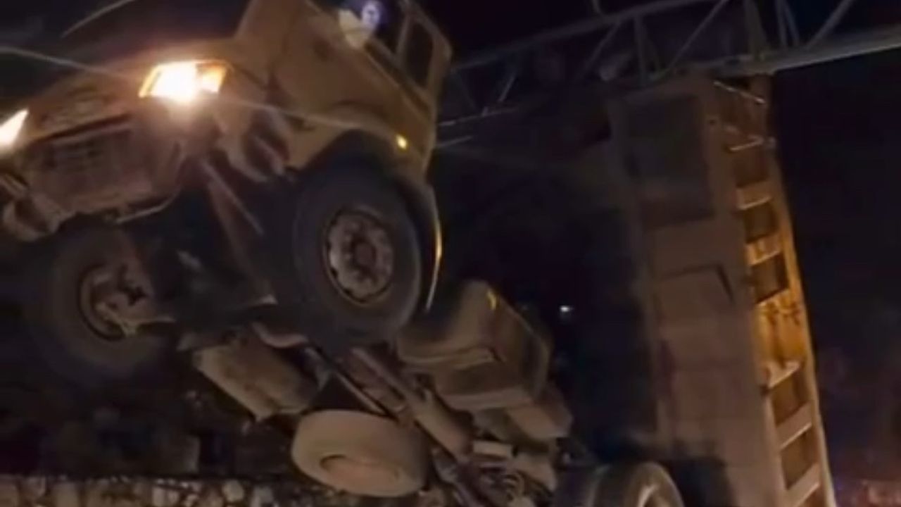 Damperi açık kamyon KGYS direğine çarparak asılı kaldı: 1 yaralı