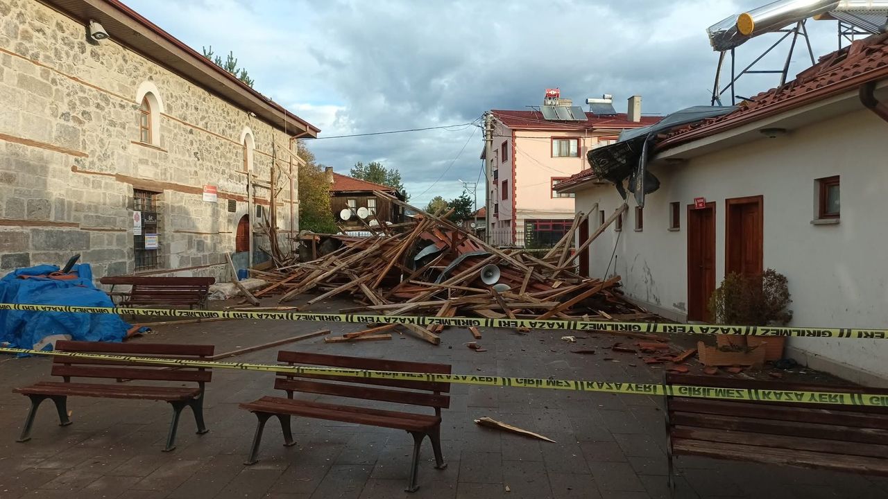 Dörtdivan'da Tarihi Camiinin Minaresi Yıkıldı