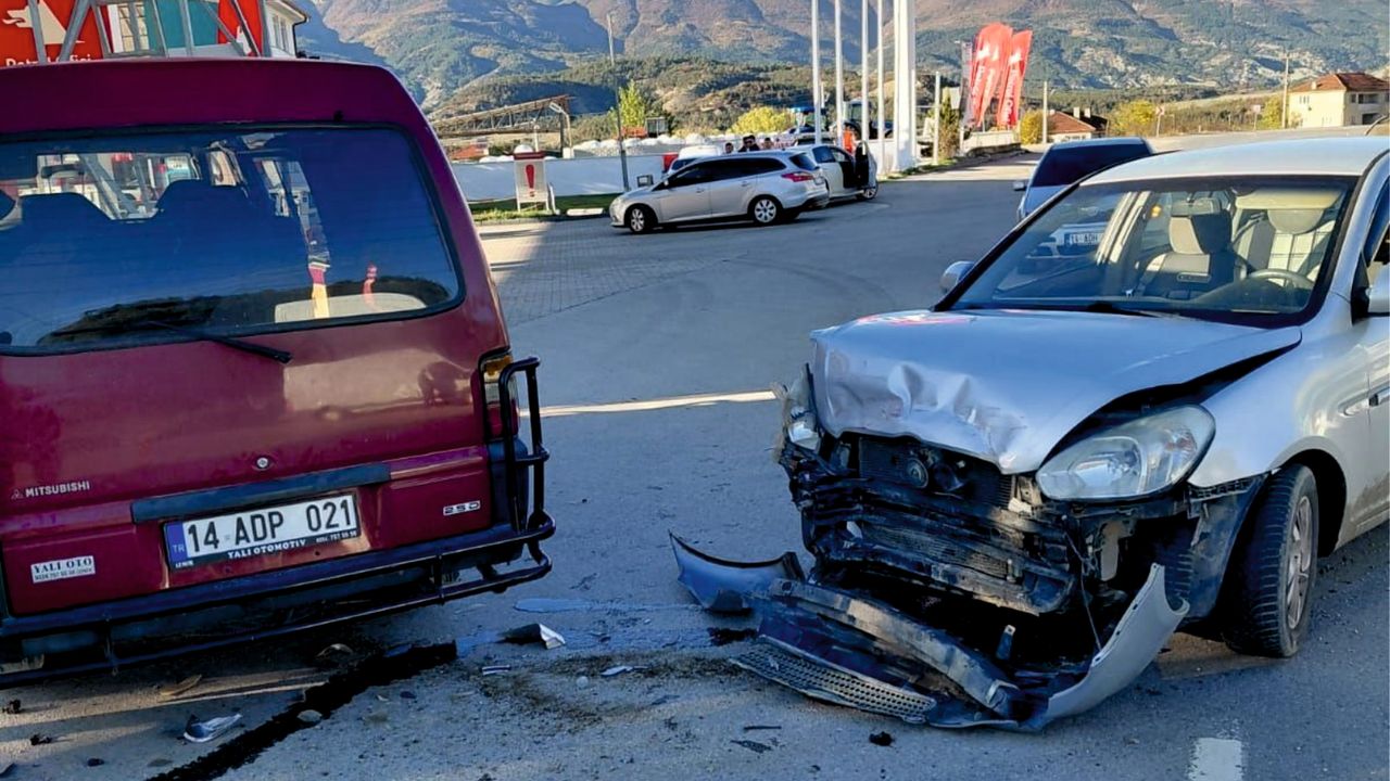 Mudurnu’da Maddi Hasarlı Trafik Kazası: İki Araç Çarpıştı