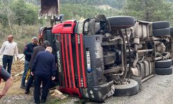 Bolu'da devrilen tırda sıkışan kişiyi itfaiye ekipleri kurtarıldı