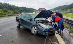 Kayganlaşan yolda kontrolden çıkan araç kaza yaptı: 3 yaralı