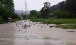 Mudurnu’da sağanak vatandaşlara zor anlar yaşattı